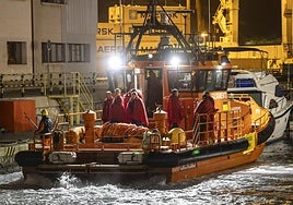 La tripulación rusa del carguero 'Ursa Major' que naufragó este lunes frente a Cartagena, a su llegada a puerto.