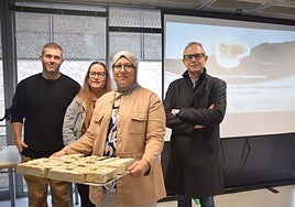 La autora y sus directores de TFM mostrando los ladrillos experimentales fabricados para los ensayos.