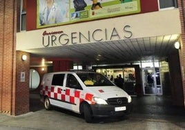 Puerta de urgencias del hospital Virgen de la Arrixaca, en una imagen de archivo.