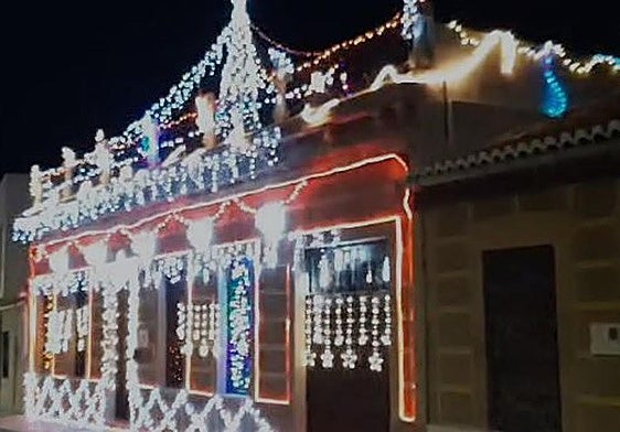 La vivienda de Fano Reyes iluminada.