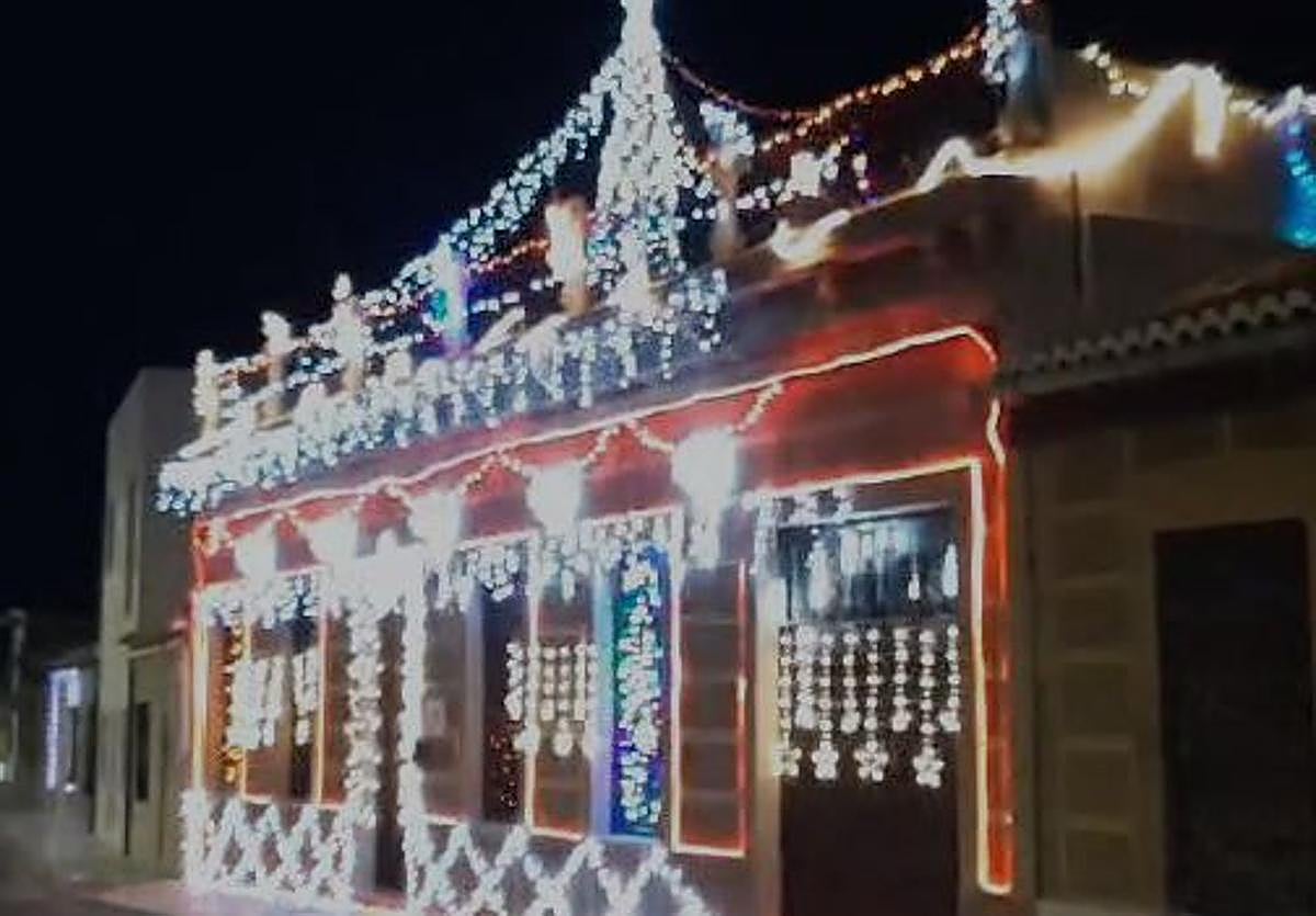 La vivienda de Fano Reyes iluminada.
