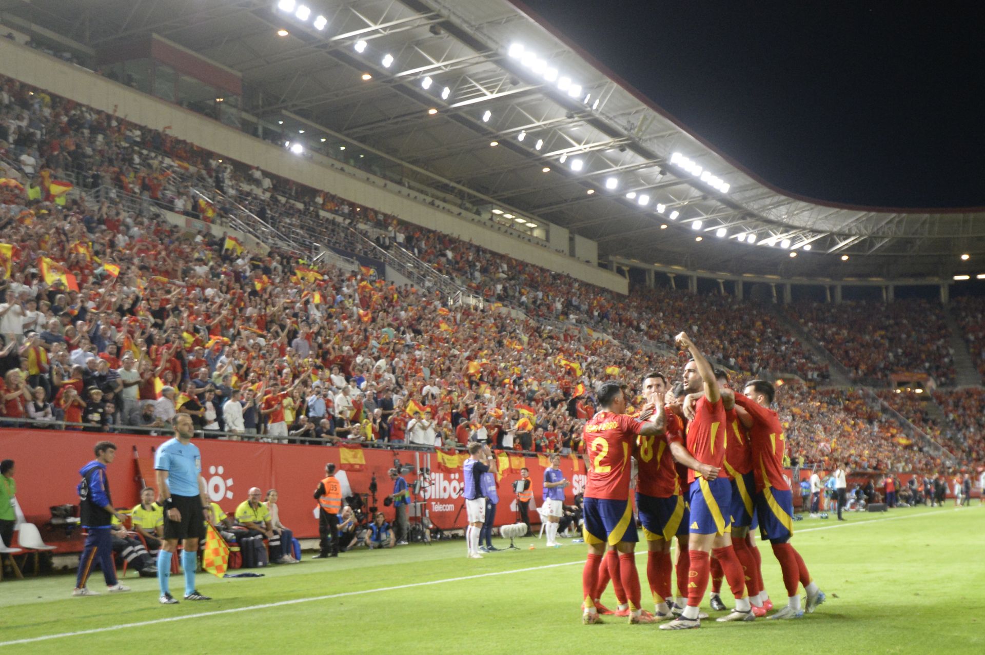 La selección española de fútbol ganó a la de Dinamarca en el estadio Enrique Roca de Murcia, un triunfo que colocó al equipo que entrena Luis de la Fuente como líder de la Liga de Naciones. La Roja se impuso en un campo abarrotado gracias a un gol de Zubimendi. 