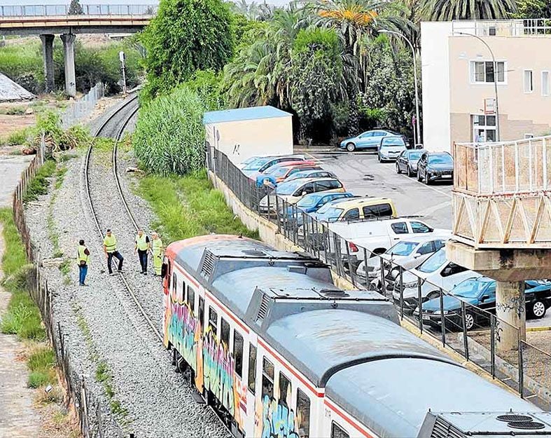 La dana descarga fuertes granizadas y corta las vías el tren de Cercanías con Alicante