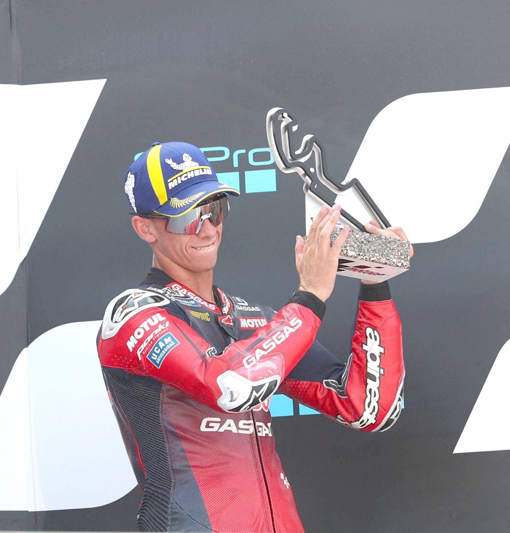 Pedro Acosta consiguió cerrar el podio de pilotos españoles, como tercero, en el Gran Premio de Aragón junto a Marc Márquez y Jorge Martín. El mazarronero ascendió al quinto puesto de la clasificación, acumulando en ese momento 148 puntos en su primera temporada en MotoGP.