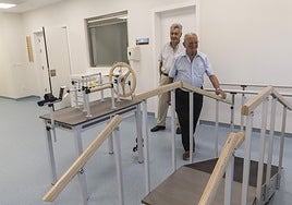 Dos vecinos, en una de las salas del nuevo módulo de Pediatría de Barrio Peral.