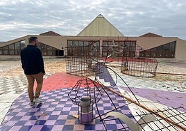 El edil Antonio Luis López, junto a las esculturas de Belchí.