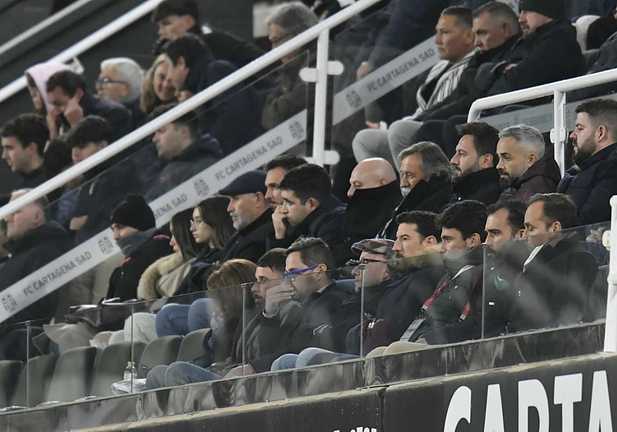 Belmonte ocupa asiento en primera fila del Cartagena-Albacete con Toché y Daniel Núñez al fondo, hace una semana.