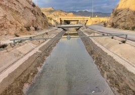 Canal del Postrasvase Tajo-Segura a su paso por la pedanía lorquina de Tercia, ayer con un caudal mínimo.