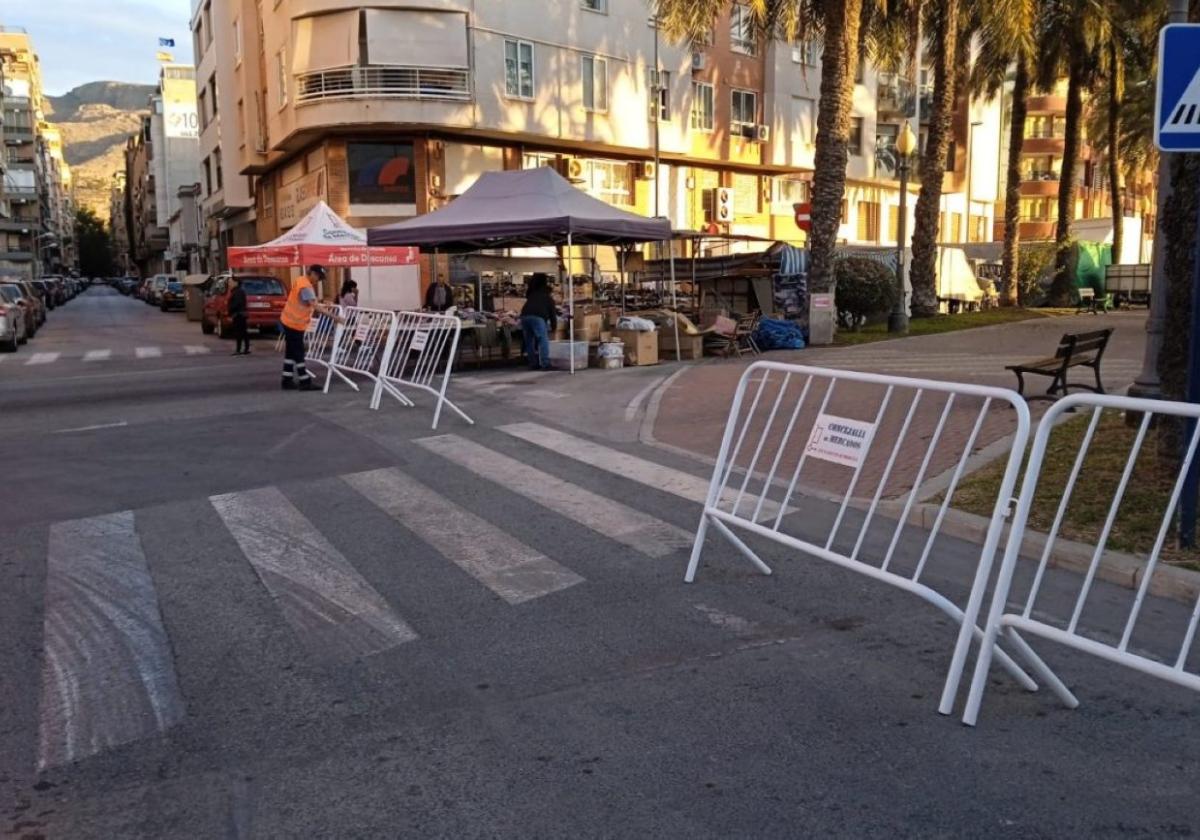 Puestos del mercado de los martes que se instala en la avenida Marqués de Molins.