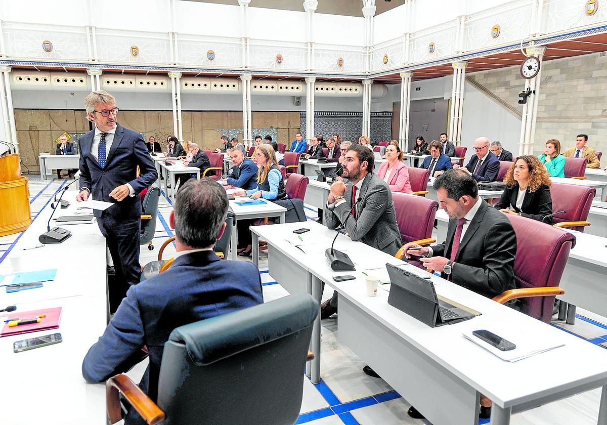 El consejero Luis Alberto Marín se dirige a los diputados de Vox Antelo y Martínez Alpañez, en la Asamblea Regional.