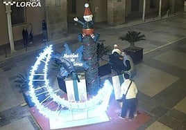 Grabación del momento del robo a través de una cámara de videovigilancia.