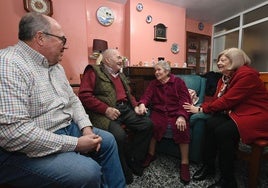 José Carmona y María Corbalán, que tiene dificultades de movilidad, reciben la visita de los voluntarios Mavi (1d) y Fernando (1i).