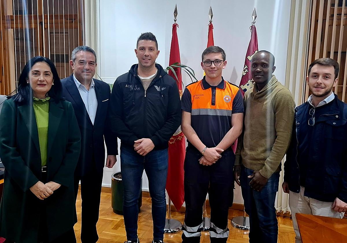 Autoridades con los tres vecinos que representarán a los Magos.