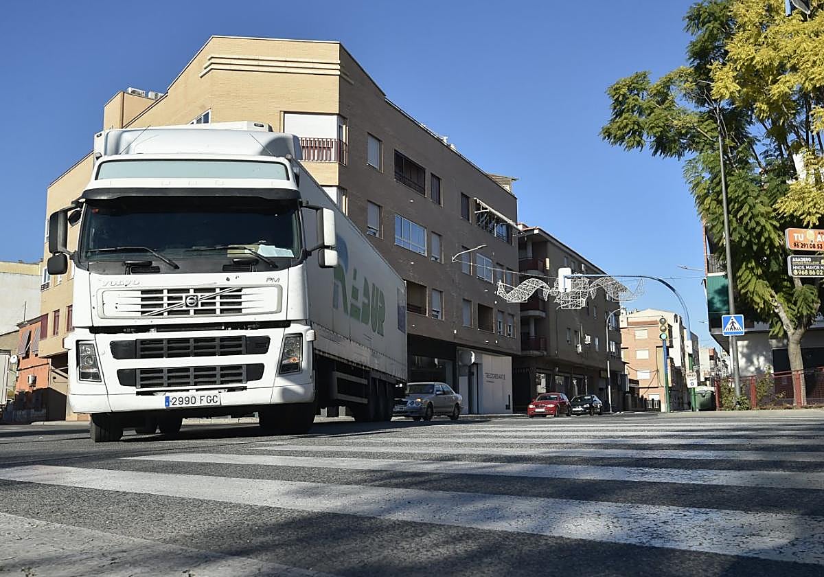 Un camión gira desde la carretera de Abanilla a la N-340, en Santomera.