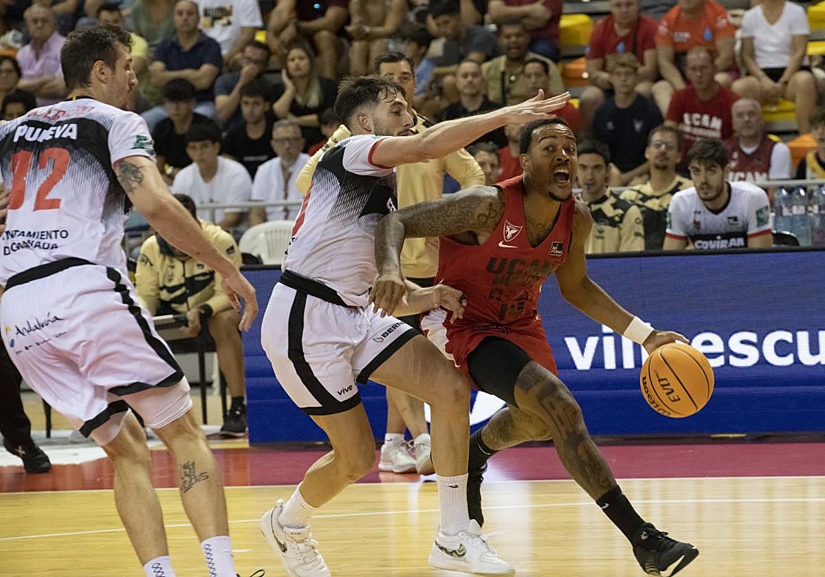 Troy Caupain trata de irse de Sergi García en el UCAM Murcia-Coviran Granada de pretemporada disputado en Cartagena.