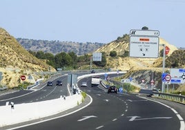 La autovía Zeneta-San Javier, de titularidad autonómica, necesita frecuentes reparaciones debido a los defectos estructurales.