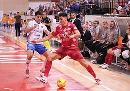 Ricardo Mayor protege la pelota, este sábado en Zaragoza, con Dani Martínez observando el lance.