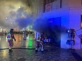 Los bomberos trabajan para extinguir el incendio, este sábado por la tarde.