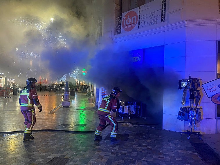 Los bomberos trabajan para extinguir el incendio, este sábado por la tarde.