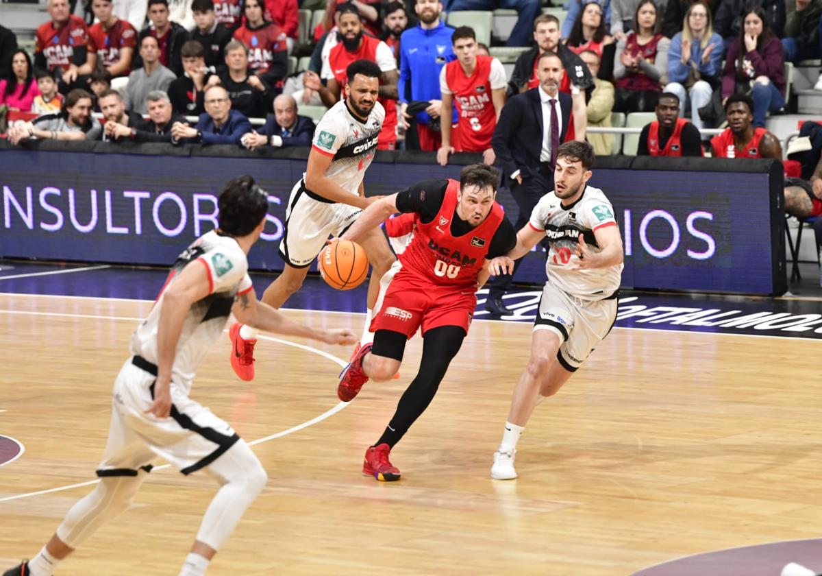 Kurucs intenta zafarse de la defensa de Sergi García, en el partido de este sábado.