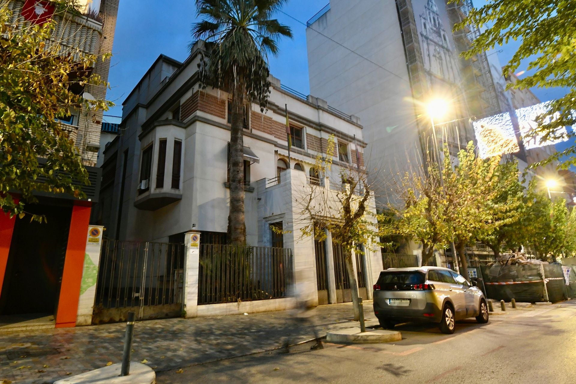 Fachada principal del llamado chalé del Consorcio, en la calle Santa Teresa, un edificio de 1930 y de estilo racionalista.