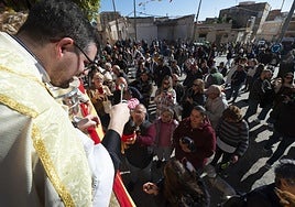 Bendición de animales en la plaza de la iglesia, en las últimas fiestas de San Antón.