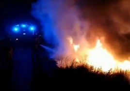 Efectivos de bomberos, durante los trabajos de extinción.