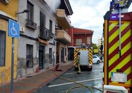 Un bombero, frente a la vivienda donde se ha producido el incendio.