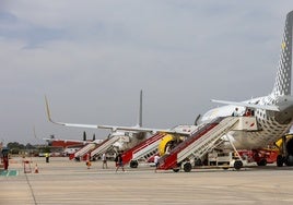 Imagen de archivo de aviones preparados para embarcar.