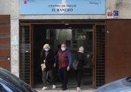 Accesos al centro de salud de El Ranero, en Murcia, este lunes.