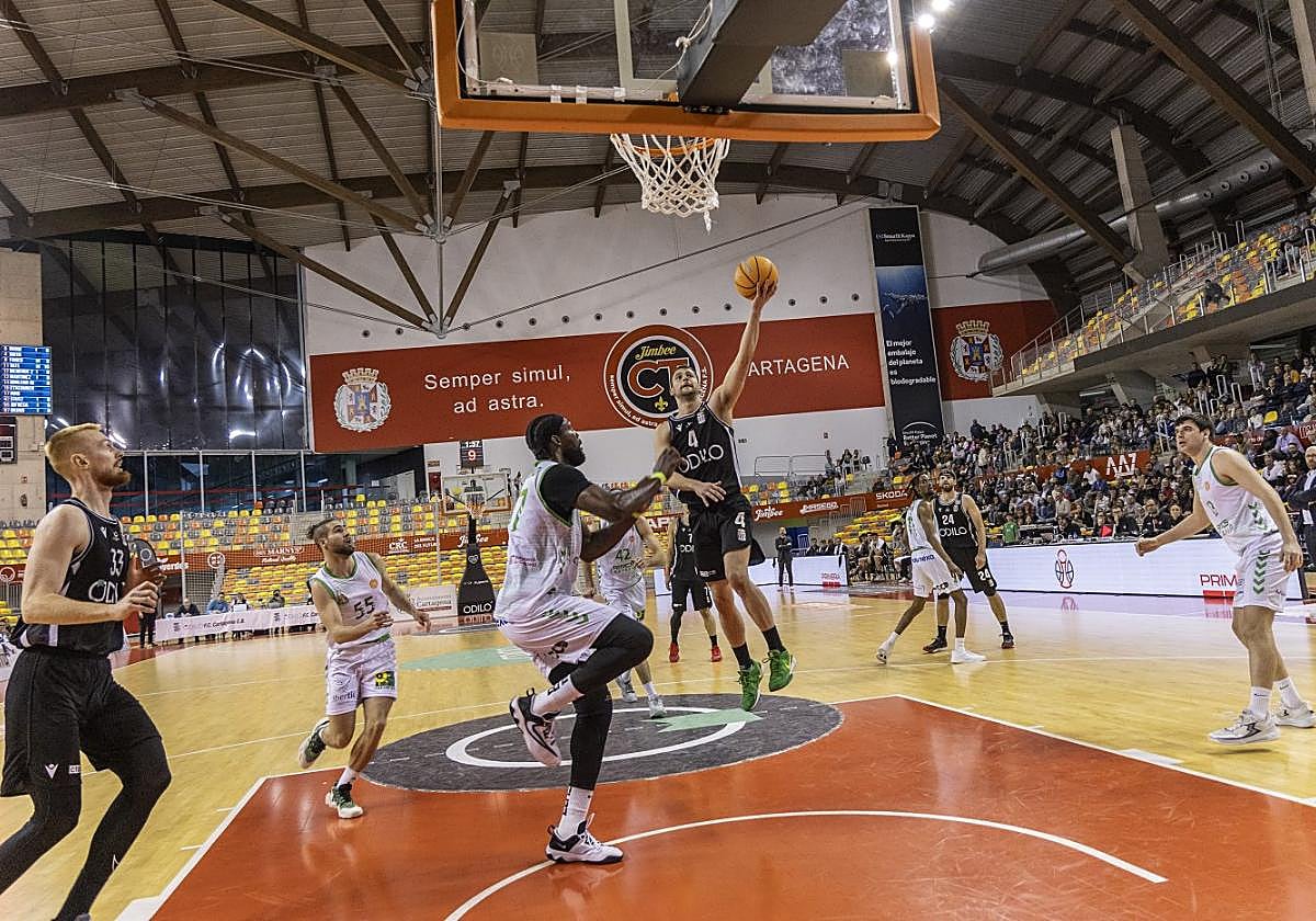 El albinegro Gerard Blat entra a canasta en la victoria de ayer contra el Castellón.