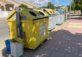 Contenedores que serán sustituidos, en una calle de Los Alcázares.