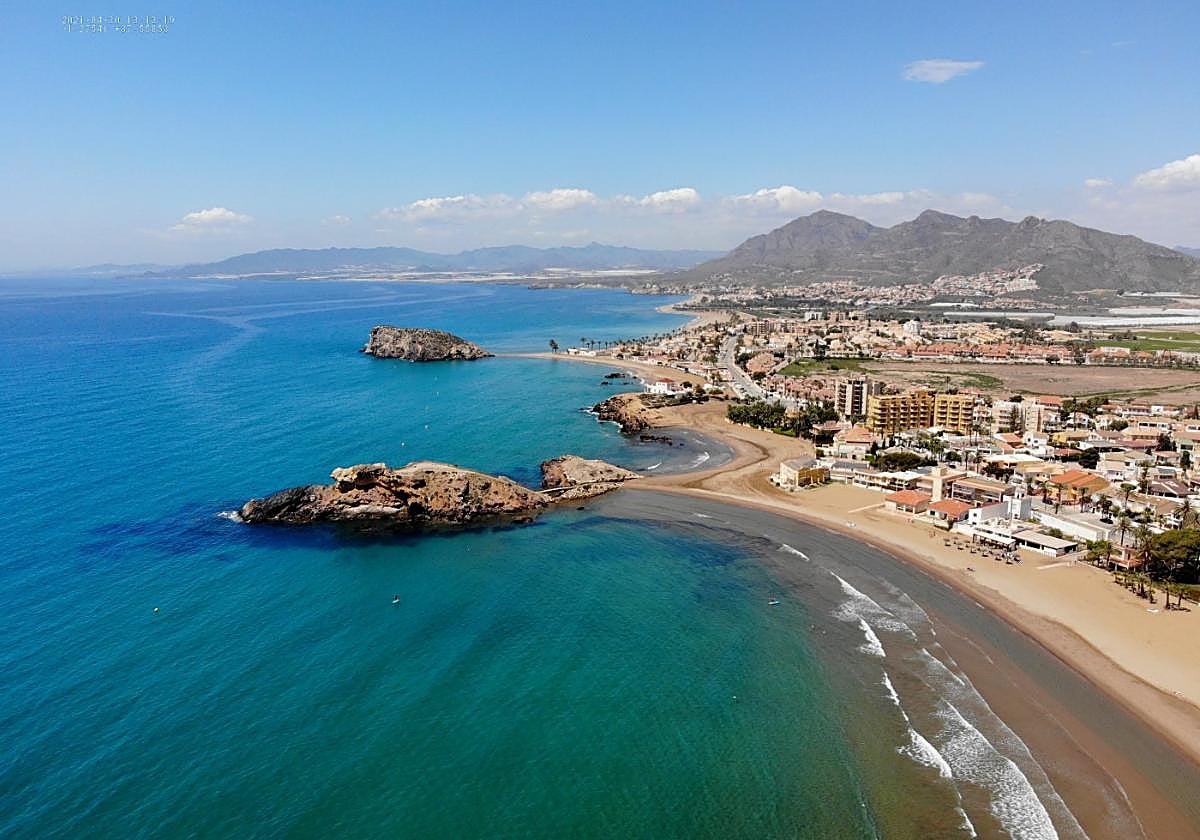 Panorámica de la Bahía de Mazarrón, con el mar Mediterráneo en calma.