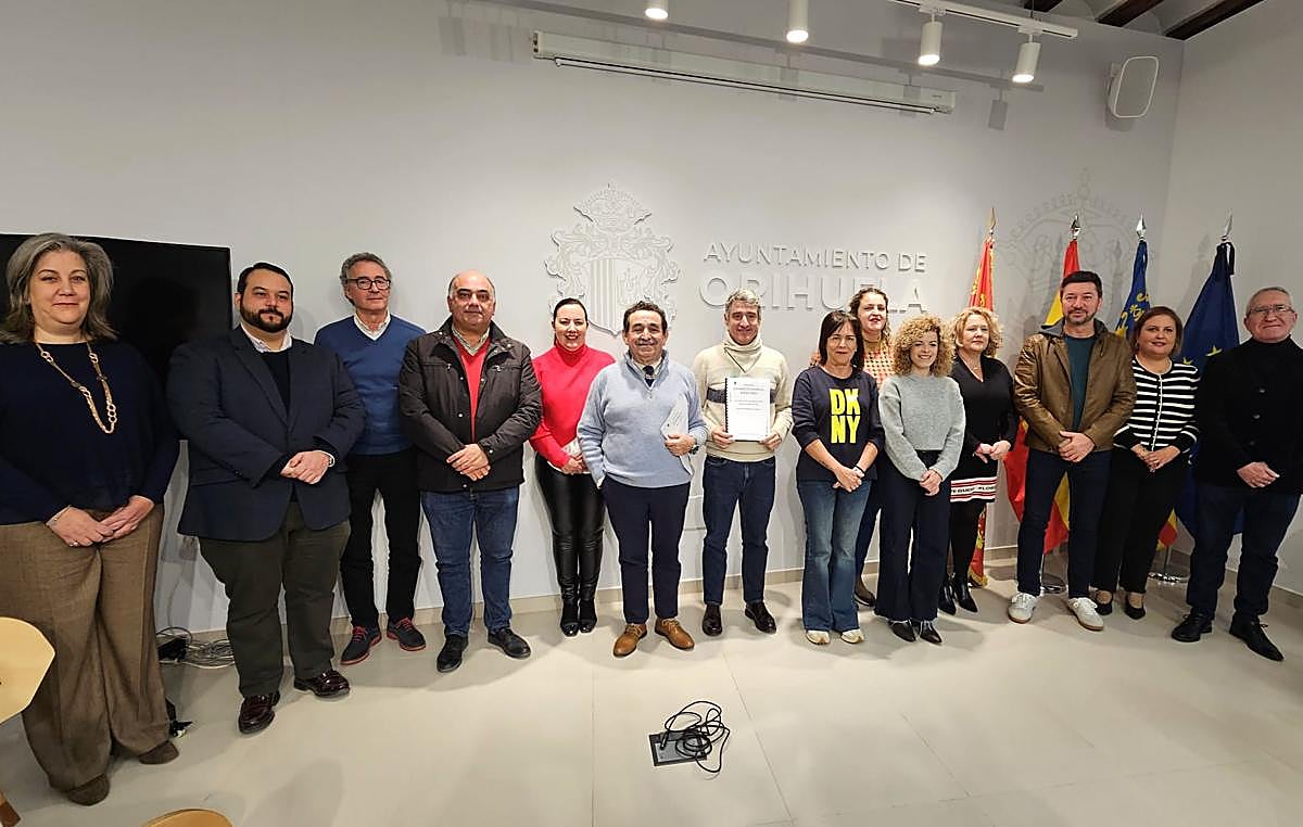 El equipo de gobierno PP-Vox, este lunes, tras la aprobación de los presupuestos en Junta de Gobierno.