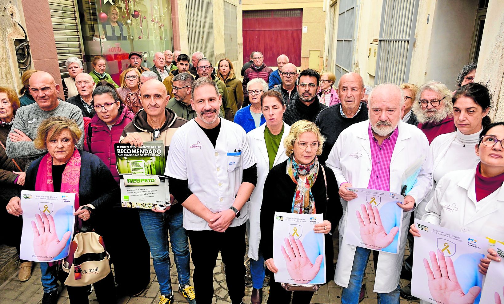 Profesionales y pacientes se concentraron a las puertas del consultorio de Torreagüera, en Murcia, y del centro de salud Jesús Marín de Molina de Segura para mostrar su repulsa por las últimas agresiones a sanitarios.