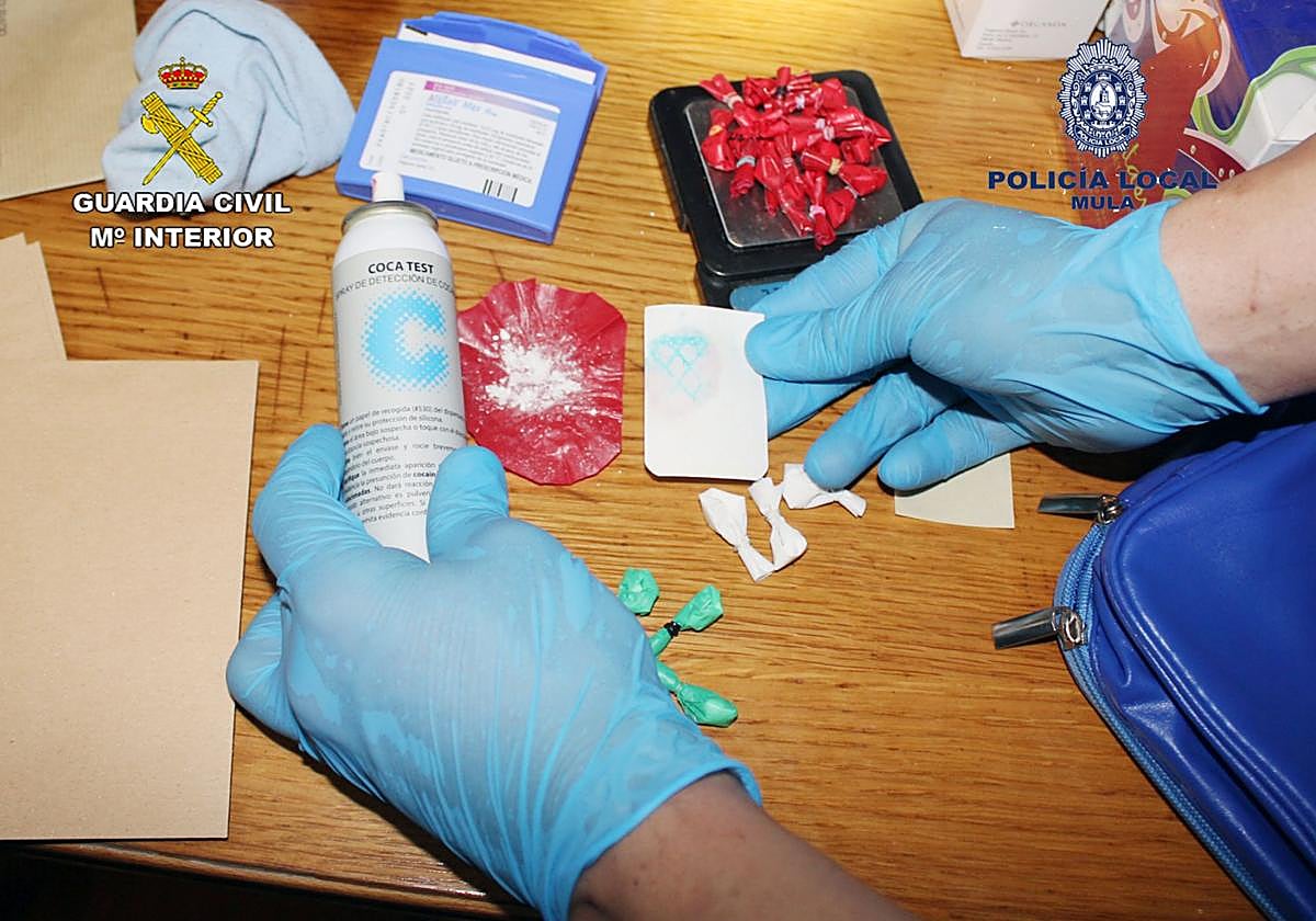 Varias dosis de cocaína halladas durante el registro.