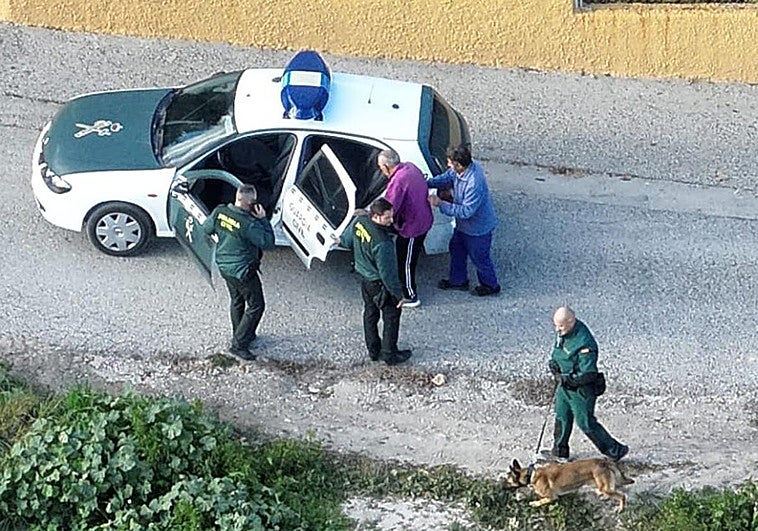 Agentes de la Guardia Civil y el hombre localizado en Cehegín.