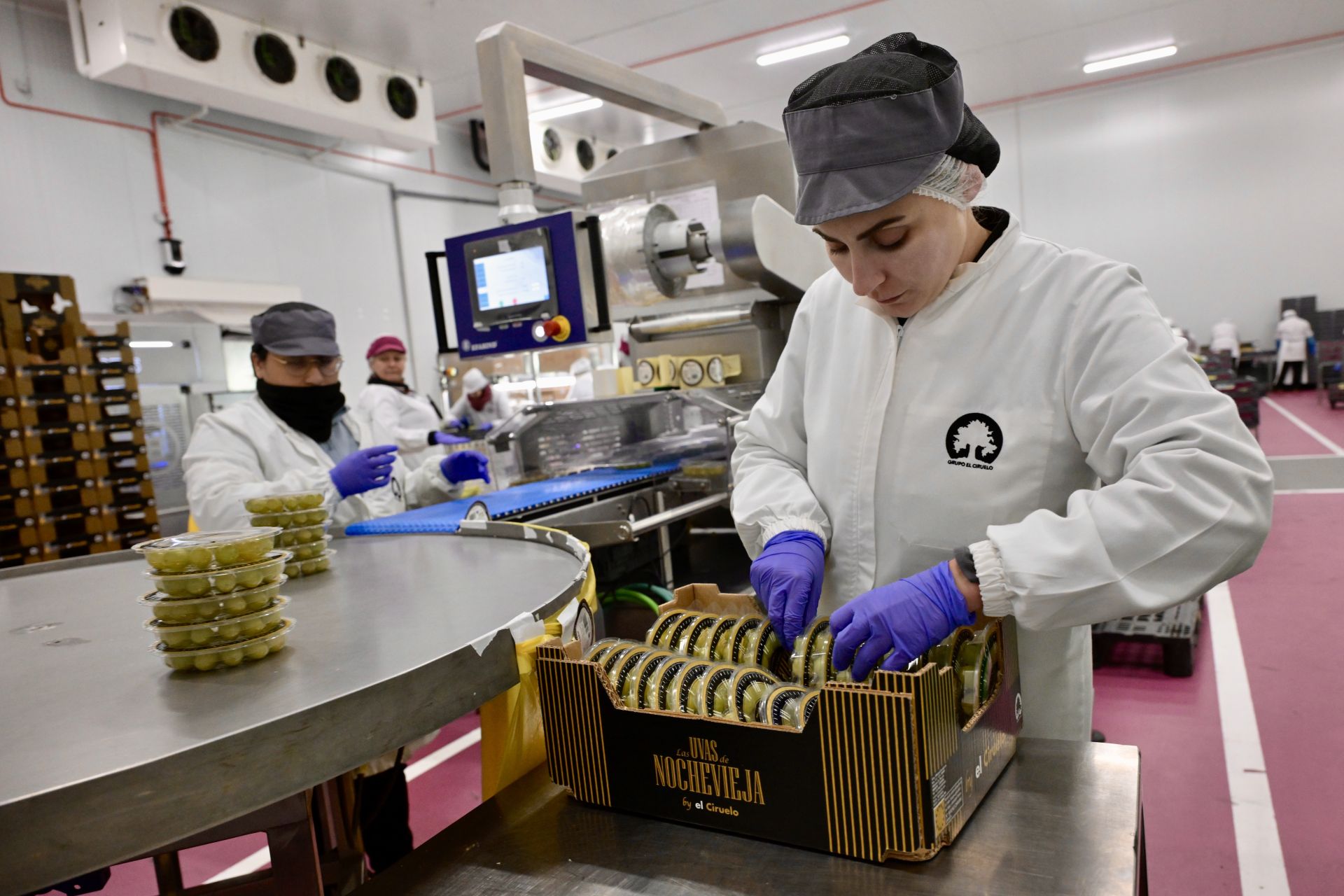 Empresas murcianas preraran las uvas para las campanadas