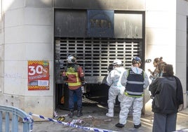 Efectivos de los bomberos y de la Policía Nacional proceden a la inspección de la tienda.