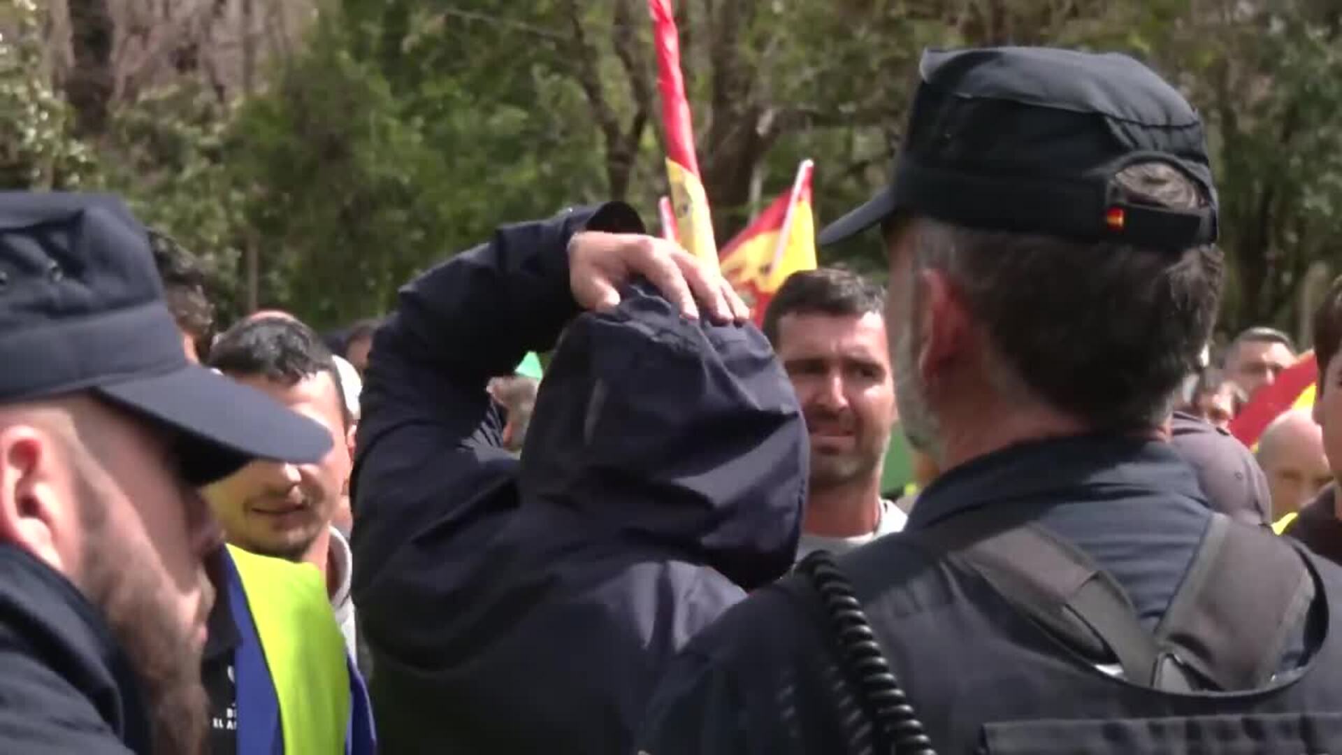 Una marcha de agricultores corta un sentido de la Avenida de la Palmera en Sevilla