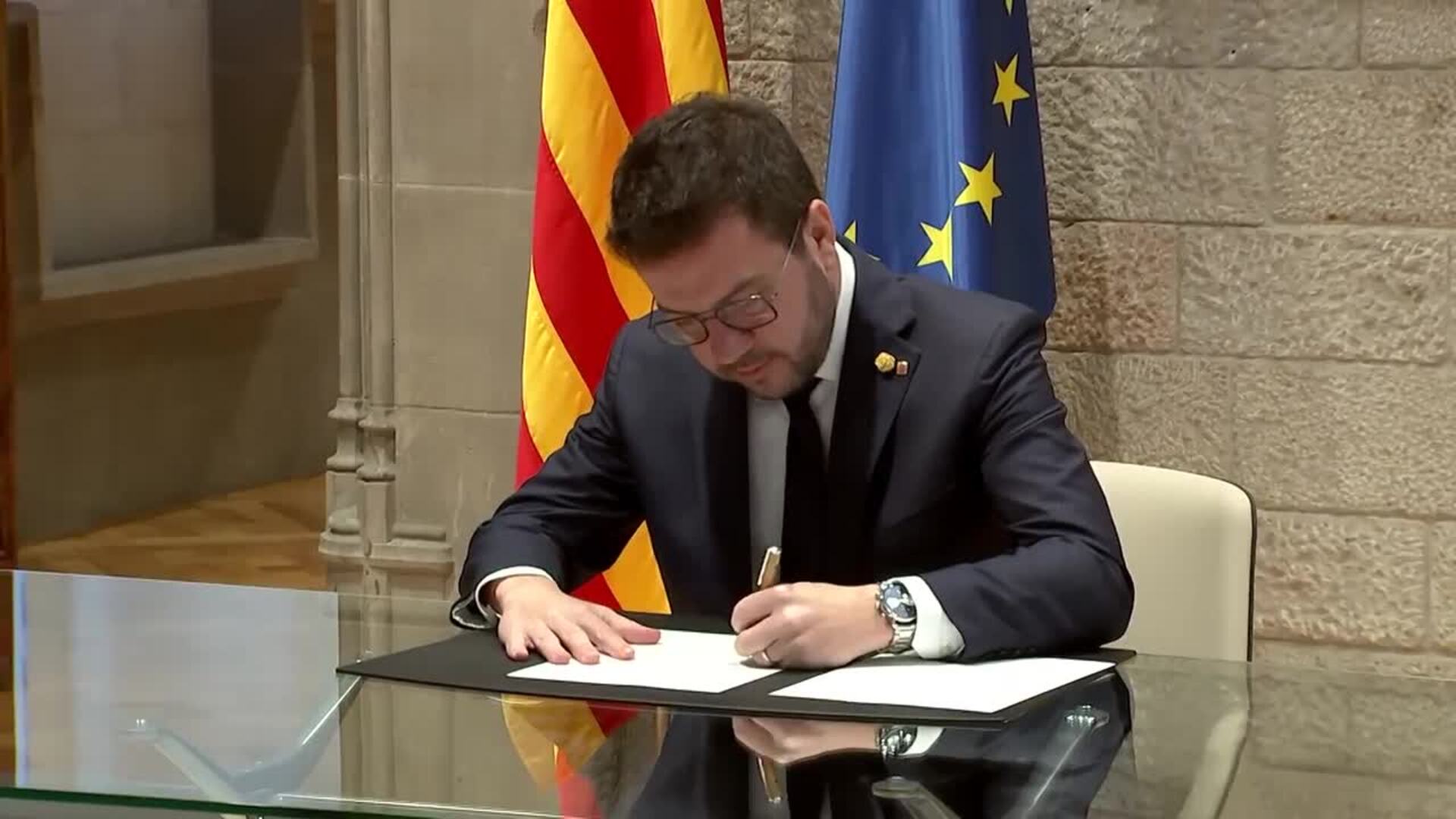 El President Pere Aragonès firma el decreto de convocatoria de elecciones