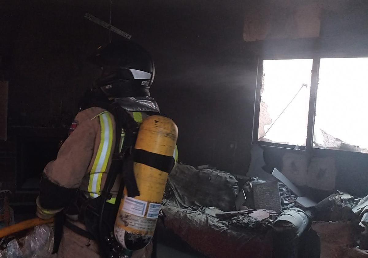 Un bombero en el interior de la vivienda.