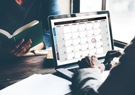 Un trabajador consulta el calendario en su ordenador.