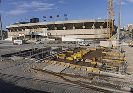 Un operario revisa las obras en la estación de bombeo, la semana pasada.