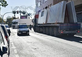 Dos camiones, en el casco urbano de Santomera.