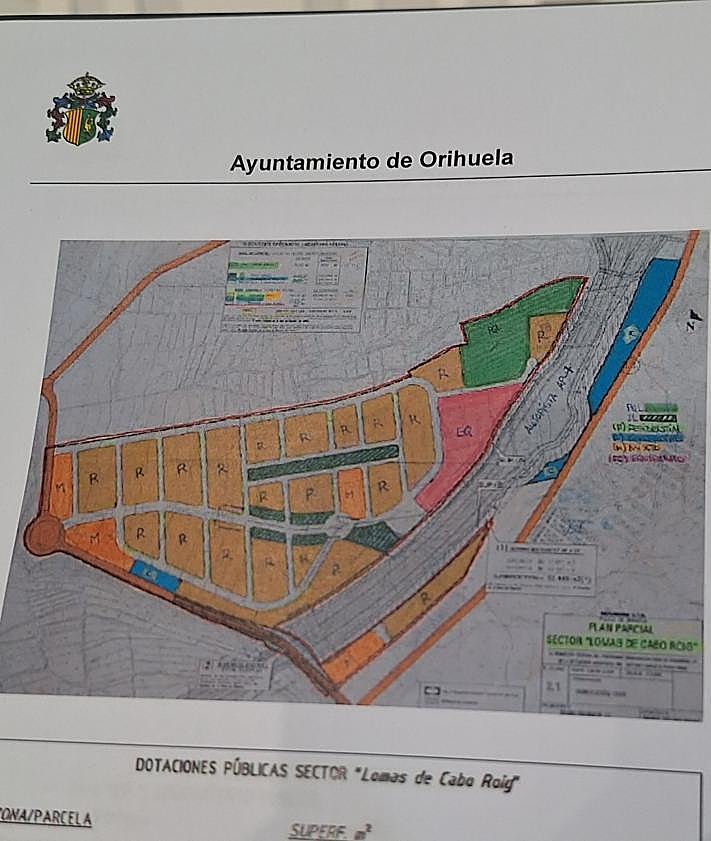 Imagen secundaria 2 - Arriba, Matías Ruiz muestra sobre plano la ubicación de la parcela escogida. Abajo a la izquierda, vista del solar en primer plano con el Leroy de la calle Diamante al fondo. Abajo a la derecha, planeamiento vigente del sector Lomas de Cabo Roig, donde se ve en rosa la parcela EQ-1 y, al norte, una zona verde sin ejecutar.