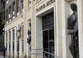 La entrada al Palacio de Justicia de Murcia, en una fotografía de archivo.