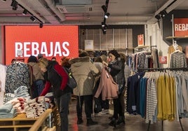 Rebajas en una tienda de ropa de Cartagena, en una imagen de archivo.