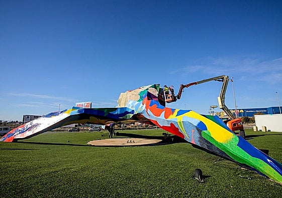 Labores de reparación y restauración de la obra 'Frouida', de Cristobal Gabarrón, en Juan de Borbón.