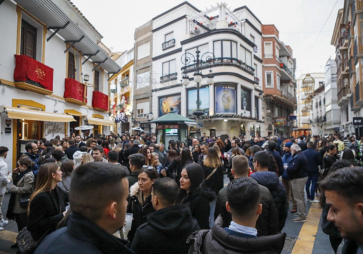 Calle Corredera repleta de gente en la 'tardevieja'.